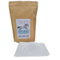 Preview: Siegtal Equi Amino Pulver fuer PSSM2 Wallache lose auf einem Teller mit Verkaufsverpackung dahinter