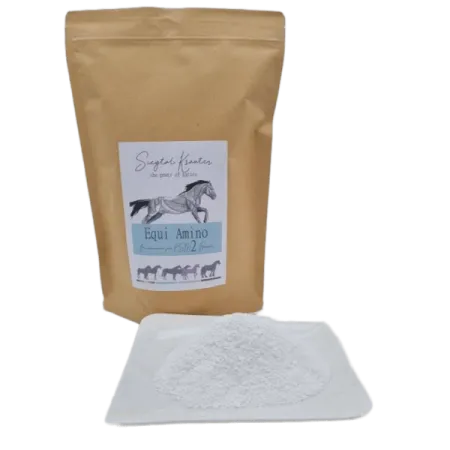 Siegtal Equi Amino Pulver für Pferde lose auf einem Teller mit Verkaufsverpackung dahinter