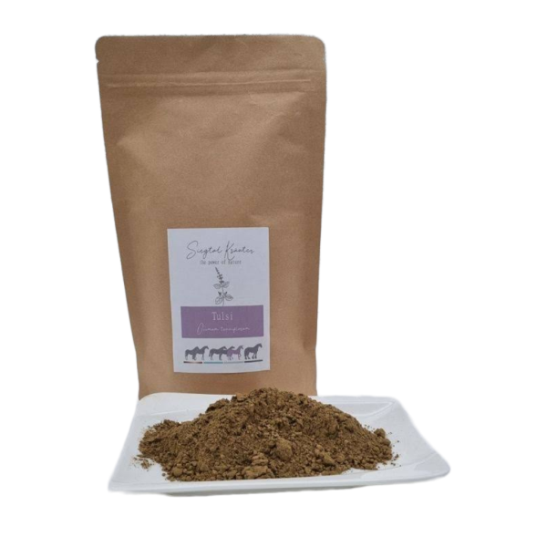 Tulsi Pulver für Hunde auf einem Teller mit Verkaufsverpackung