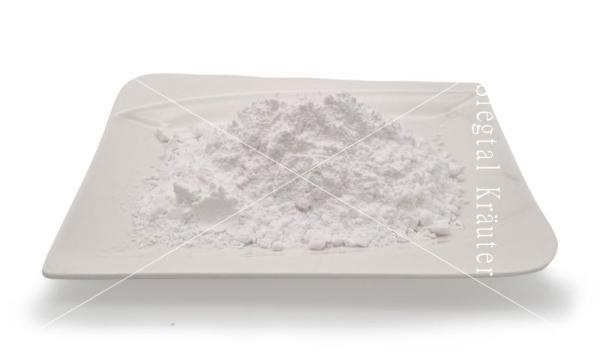 Siegtal L-Glutamin Aminosäure Pulver für Pferde und Hunde lose auf einem Teller