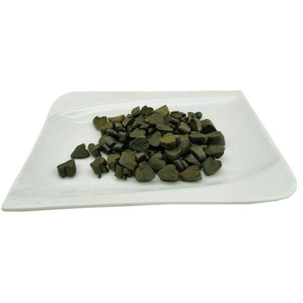 Siegtal CaniGreen Hearty Bit, grüner Algensnack für Hunde und Katzen lose auf einem Teller