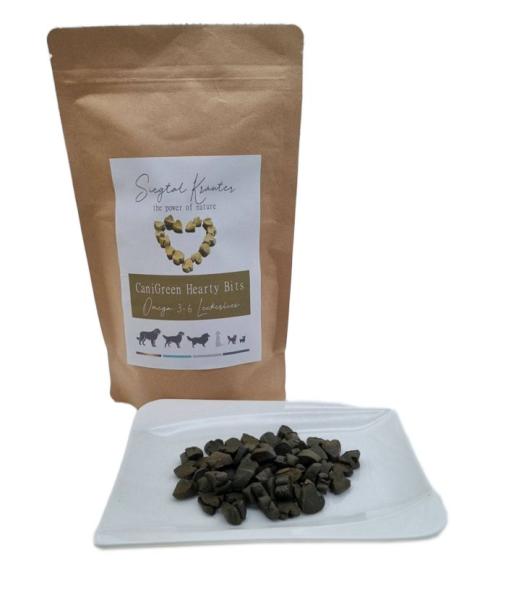 Siegtal CaniGreen Hearty Bit, grüner Algensnack für Hunde und Katzen lose auf einem Teller mit Verkaufsverpackung