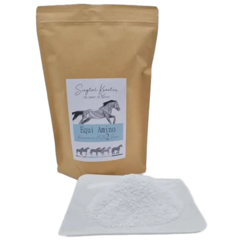 Siegtal Equi Amino Pulver für Pferde lose auf einem Teller mit Verkaufsverpackung dahinter