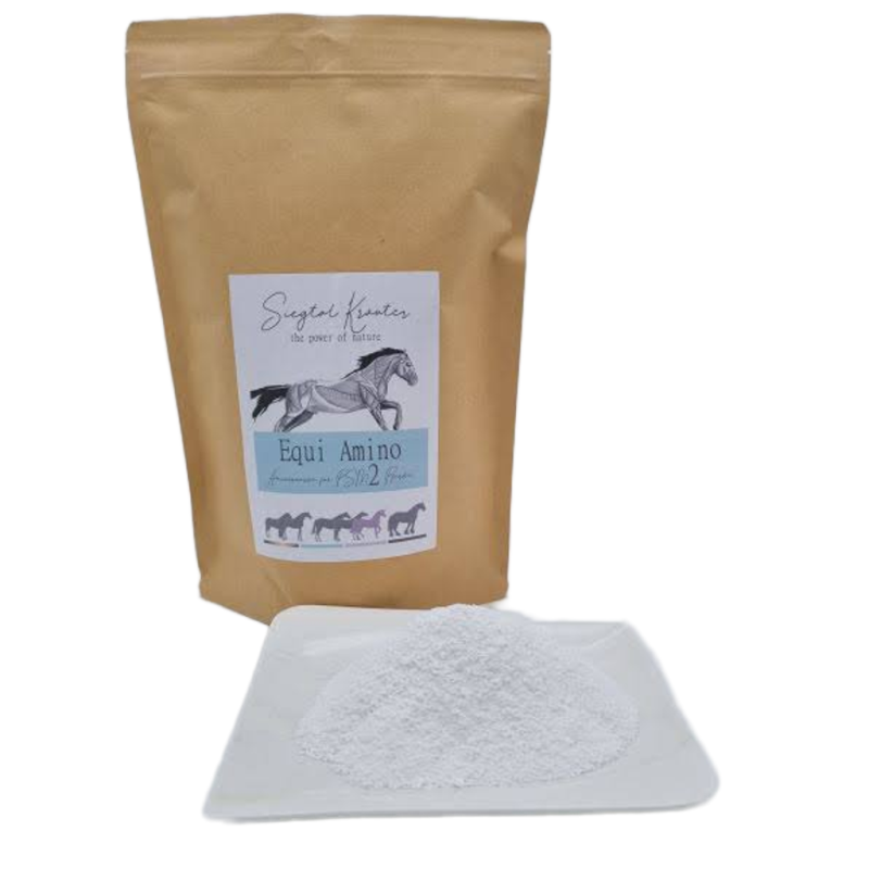 Siegtal Equi Amino Pulver fuer PSSM2 Pferde lose auf einem Teller mit Verkaufsverpackung dahinter