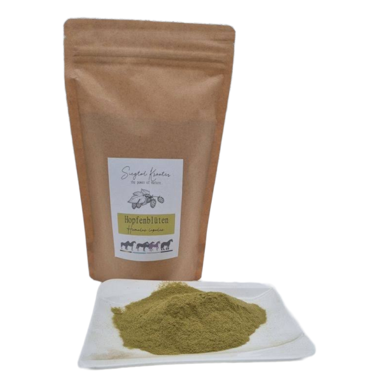 Siegtal Hopfenblüten Pulver für Hunde lose auf einem Teller mit Verkaufsverpackung