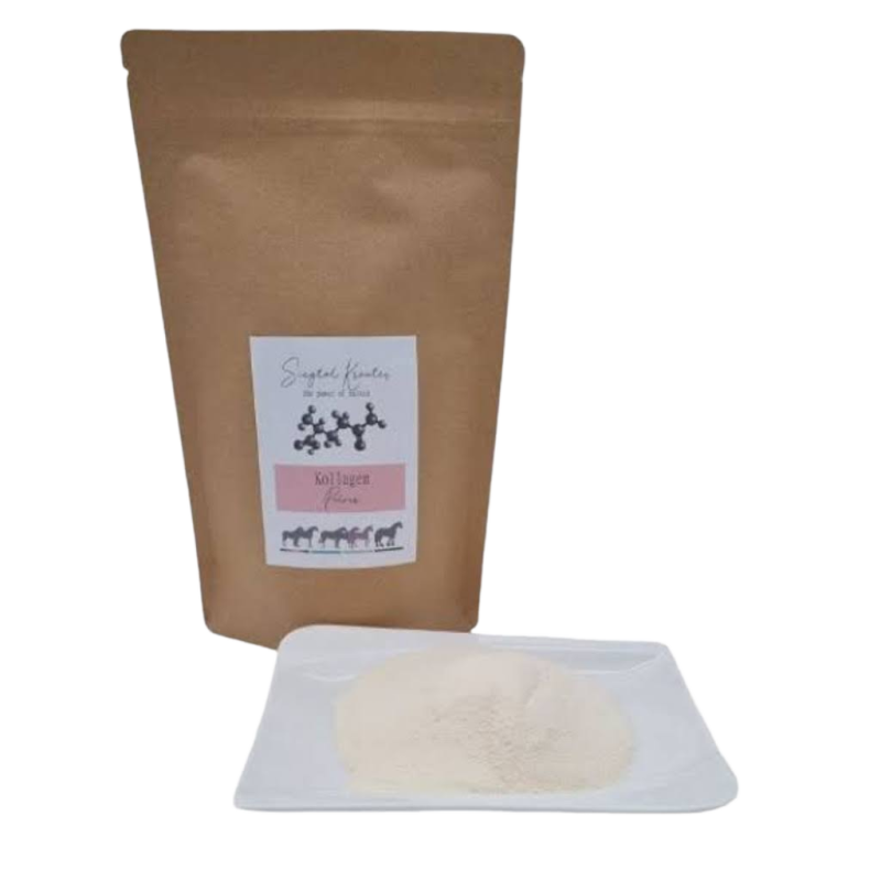 Siegtal Kollagen Pulver fuer Pferde lose auf einem Teller mit Verkaufspackung dahinter