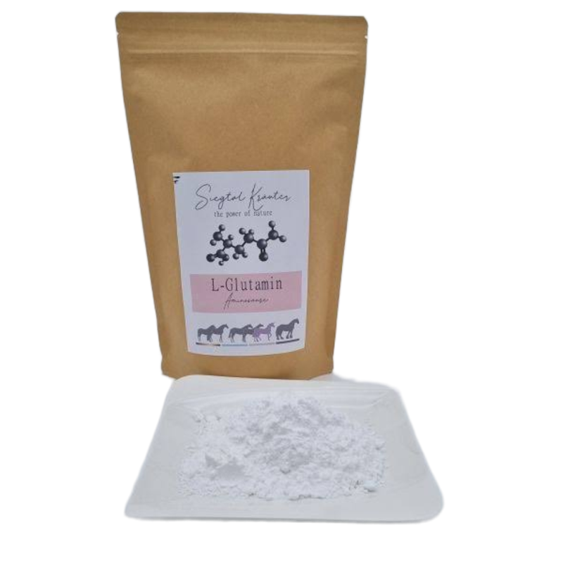 Siegtal L-Glutamin Aminosäure Pulver für Pferde und Hunde lose auf einem Teller mit Verkaufspackung