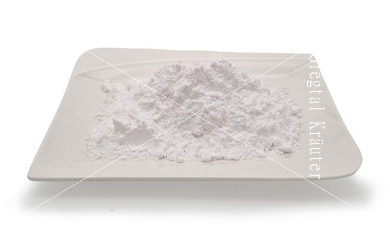 Siegtal L-Glutamin Aminosäure Pulver für Pferde und Hunde lose auf einem Teller
