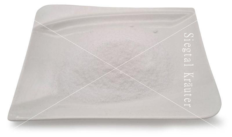 Siegtal Glycin Aminosäure Pulver für Pferde und Hunde lose auf einem Teller mit Verkaufspackung