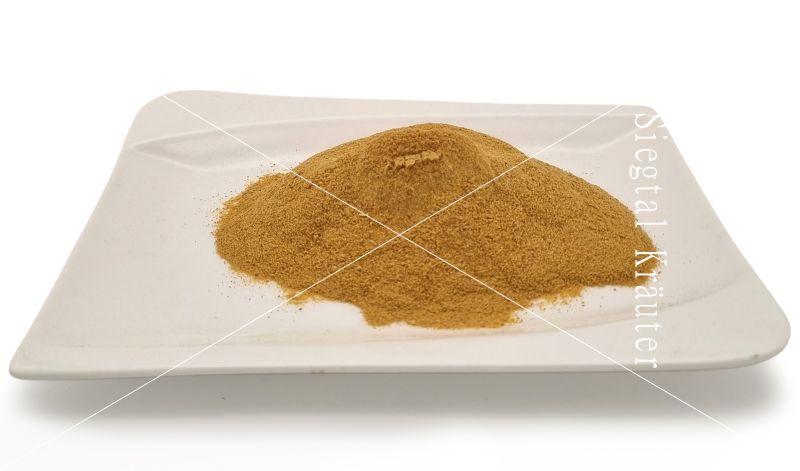 Siegtal Grünlippmuschel Pulver für Pferde und Hunde lose auf einem Teller