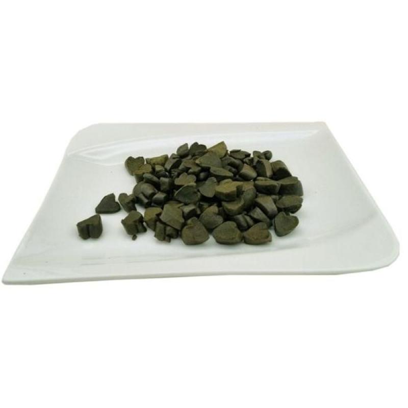 Siegtal CaniGreen Hearty Bit, grüner Algensnack für Hunde und Katzen lose auf einem Teller