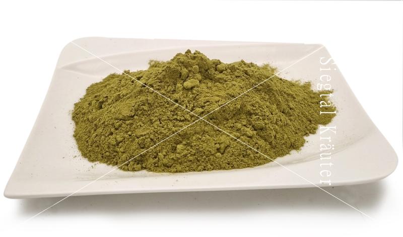 Siegtal Hopfenblüten Pulver für Hunde lose auf einem Teller