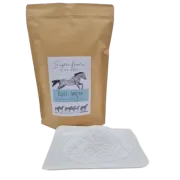 Siegtal Equi Amino Pulver für PSSM2 Pferde lose auf einem Teller mit Verkaufsverpackung dahinter